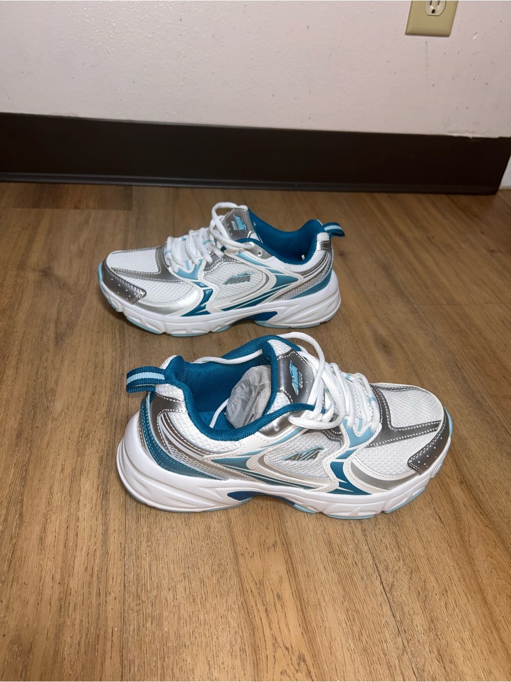 New without box Womens Avia White and Teal Athletic Sneakers 8.5 W